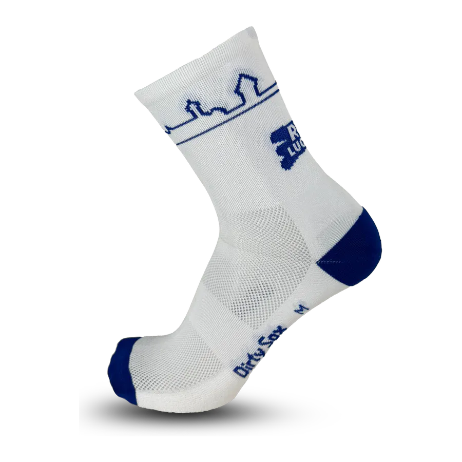 Weiße Laufsocke mit blauen Details: am Bündchen blaue Skyline-Grafik und Logo „RUN LUCERNE“. Zehen und Ferse dunkelblau, Mittelfuß mit atmungsaktivem Mesh. Seitlich Schriftzug „Dirty Sox“.