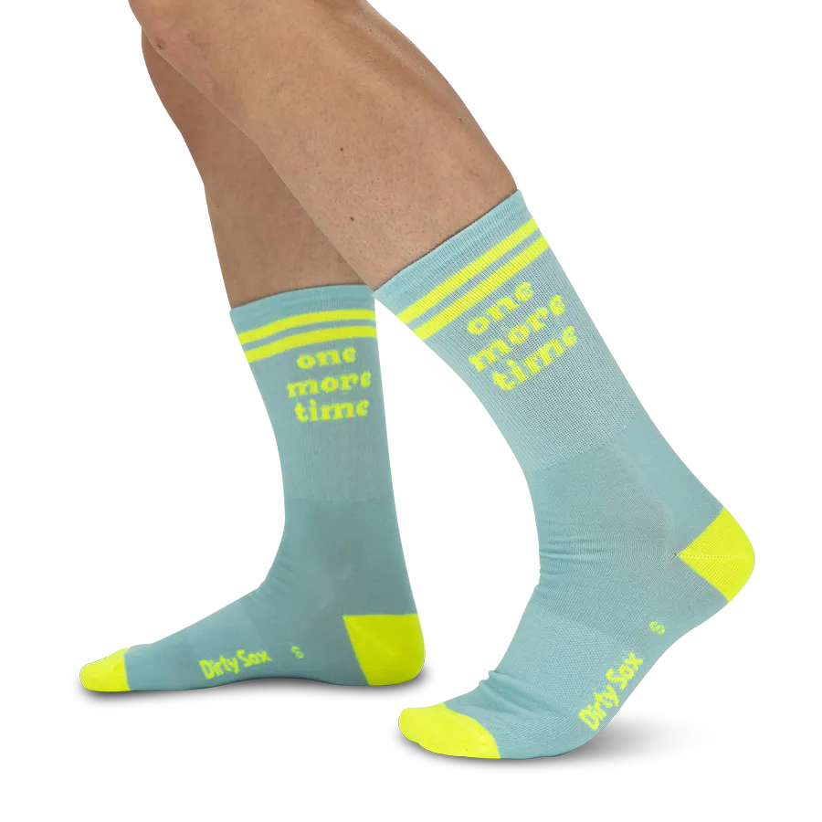 Chaussettes bleu clair avec touches de jaune fluo. « one more time » en lettres fluo, encadrée de deux bandes, sur les mollets. Orteils et talons jaune fluo. Logo « DirtySox » sur le cou-de-pied. Sportives et confortables.