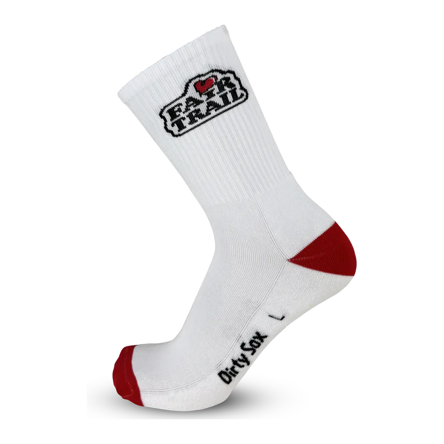 Weiße Socke, schräg von vorn, mit roten Akzenten an Spitze und Ferse. Am Bund schwarzes Logo "FAIR TRAIL" mit kleinem rotem Herz. "Dirty Sox" seitlich am Fußrücken. Gepolstert an Ferse/Zehen, ideal fürs Biken und Alltag.