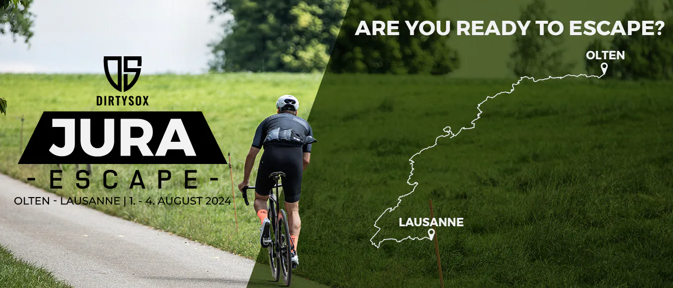Radfahrer in dunkler Sportkleidung und weißem Helm auf Asphaltweg durch grüne Hügellandschaft. Links: 'JURA - ESCAPE', 'OLTEN - LAUSANNE | 1.-4. AUGUST 2024' und 'DIRTYSOX'-Logo. Rechts: Karte Olten–Lausanne, 'ARE YOU READY TO ESCAPE?'.