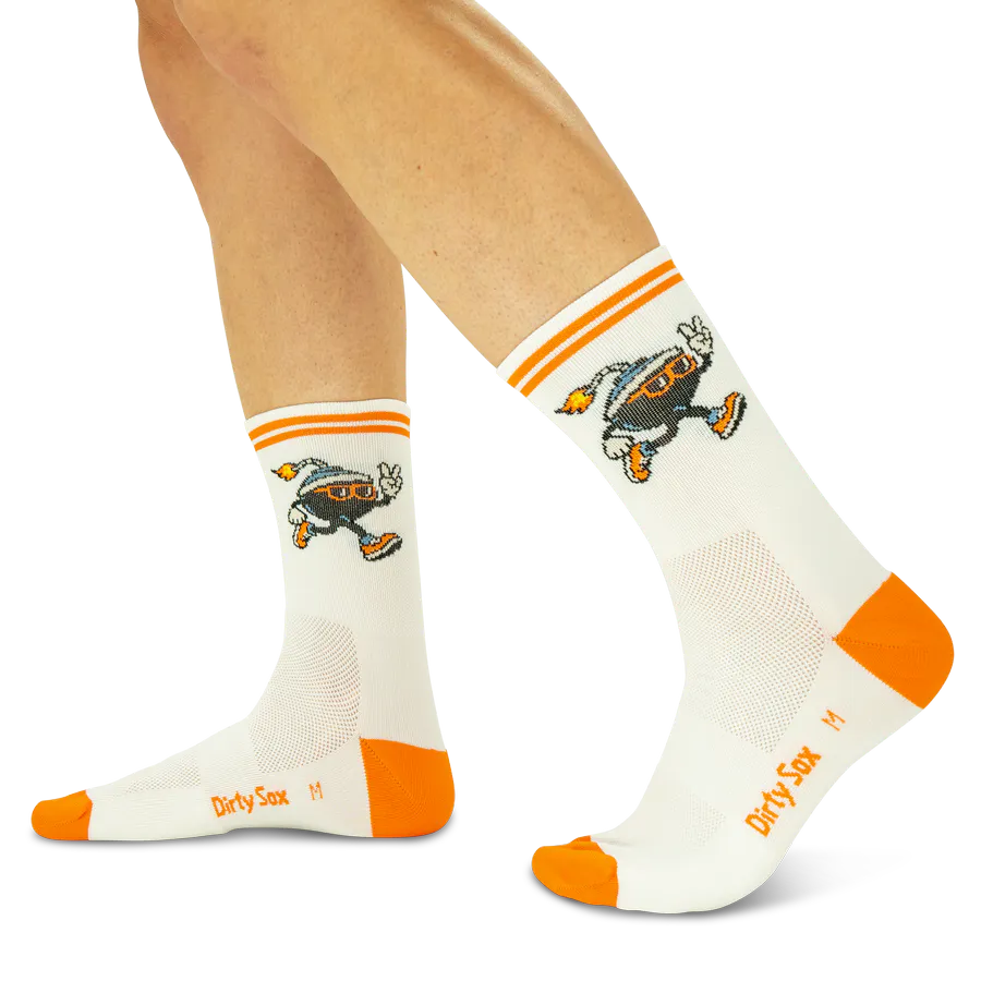 Weiße Running-Socken mit orangefarbenen Akzenten an Beinen. Auf jeder Socke: schwarze Cartoon-Bombe mit brennender Zündschnur, orangen Sonnenbrillen und Laufschuhen, macht ein Friedenszeichen. Orange Streifen am Bund, Spitzen und Fersen.