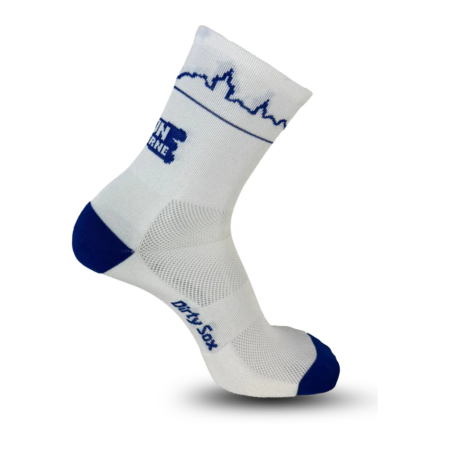 Weiße Laufsocke mit blauen Details: am Bündchen blaue Skyline-Grafik und Logo „RUN LUCERNE“. Zehen und Ferse dunkelblau, Mittelfuß mit atmungsaktivem Mesh. Seitlich Schriftzug „Dirty Sox“.
