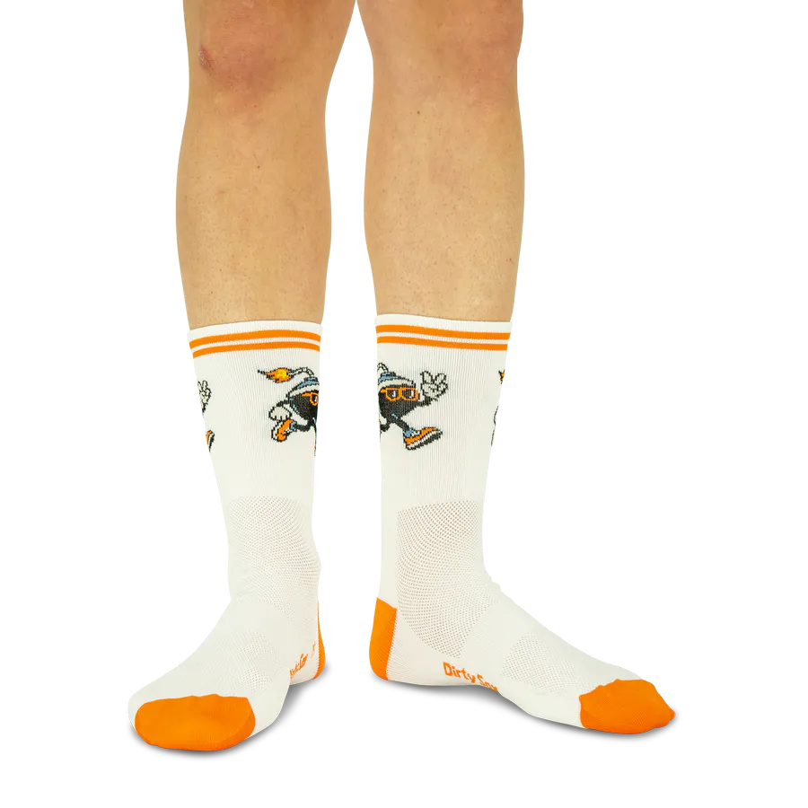 Weiße Running-Socken mit orangen Zehen, Fersen und zwei Streifen am Bund. Comicartige Motive: rennende schwarze Bomben mit Sonnenbrillen und Zündschnüren, die ein Peace-Zeichen zeigen. Bis Mitte Wade.